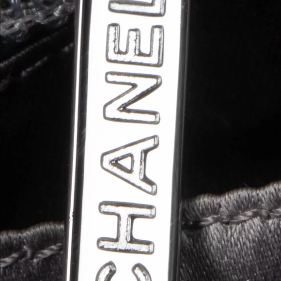 CHANEL Black Lambskin CC Chain Shoulder Bag - Picture 7 of 8